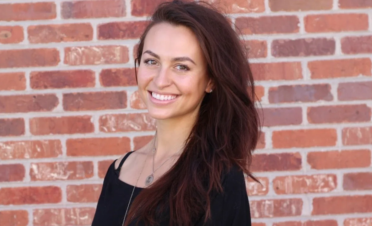AI educator giving a keynote presentation on artificial intelligence for marketers